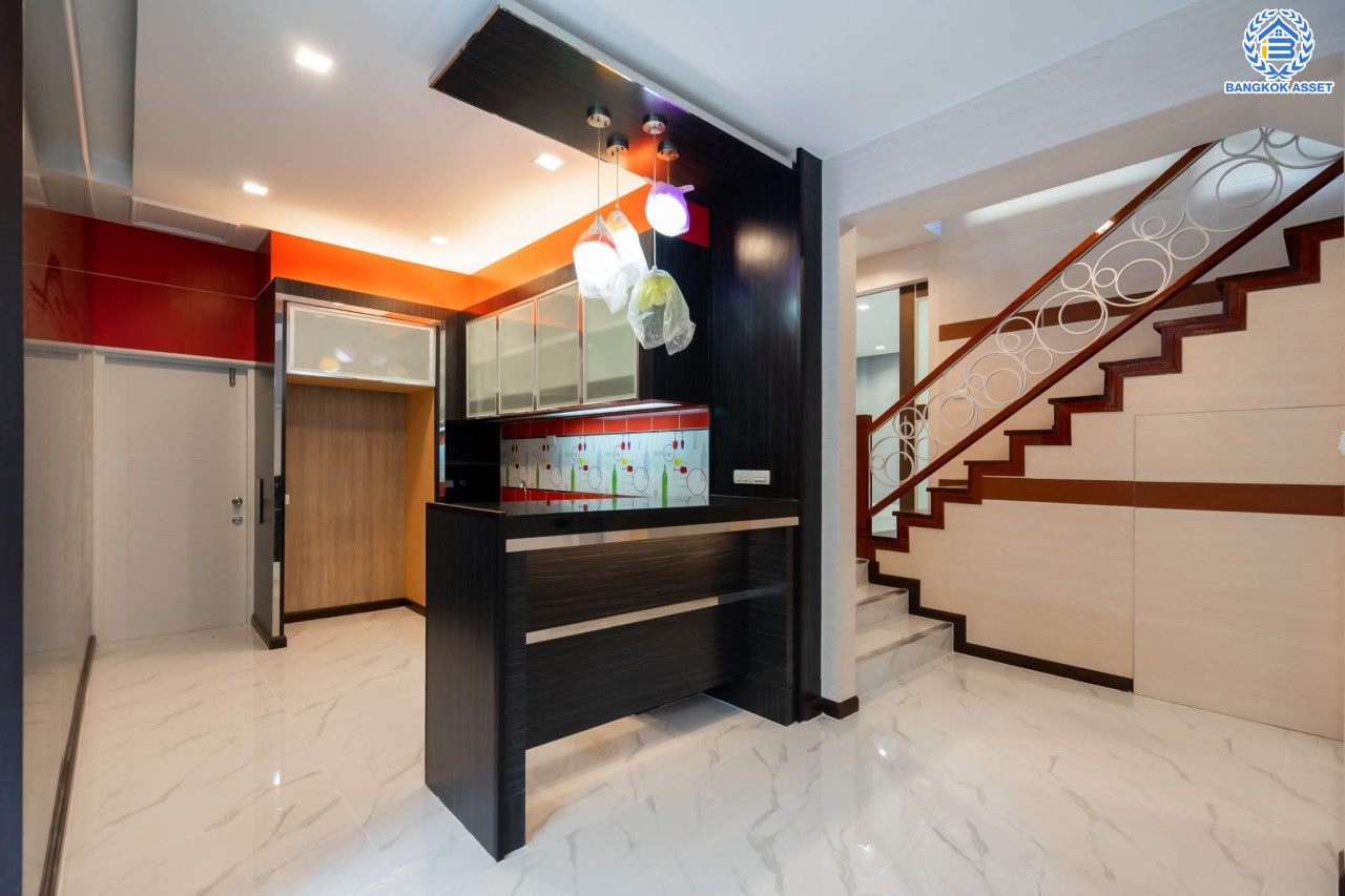 บ้านมือสองตกแต่งใหม่ คฤหาสน์หลังใหญ่พิเศษ!! เนื้อที่ 113 ตร.ว. #แปลงมุม ม.ปริญญดา ติดพุทธมณฑลสาย2  พื้นที่ใช้สอยมากกว่า 500 ตร.ม. ฟังก์ชันจัดเต็ม 4 ห้องนอน 7 ห้องน้ำ 1 Living Room 1 ห้องอเนกประสงค์ และ 1 ห้องแม่บ้าน จอดรถได้ 4 คัน บนทำเลเดินทางสะดวก ใกล้ทางคู่ขนานลอยฟ้าบรมราชชนนี, เซ็นทรัลปิ่นเกล้า และม.มหิดล